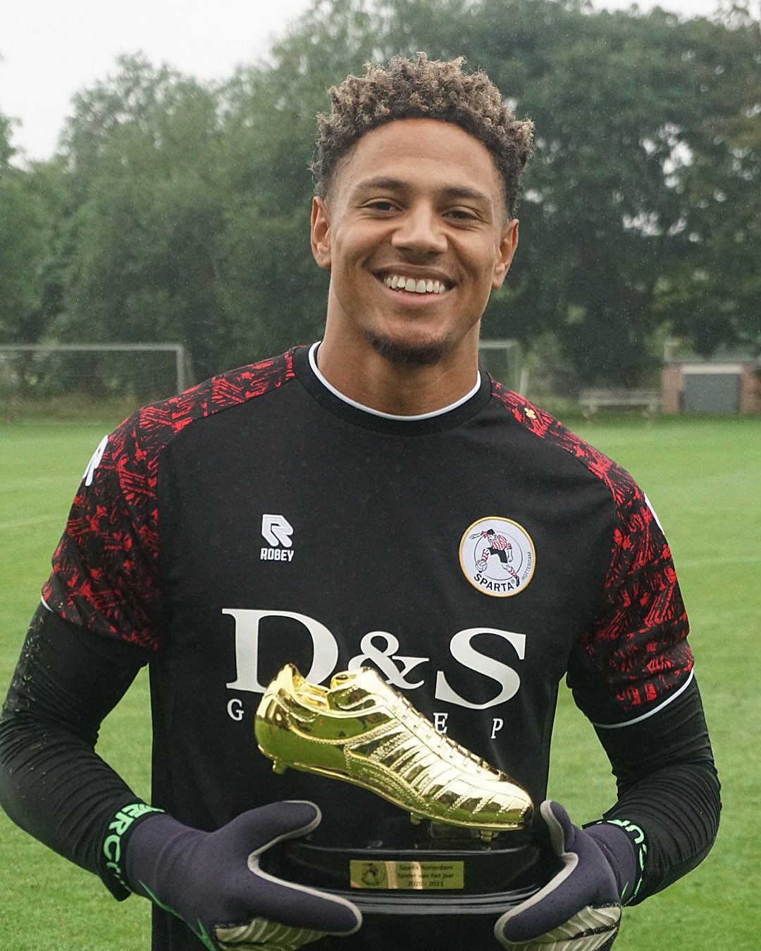 Super Eagles Goalkeeper Maduka Okoye Wins Player Of The Year Award In Holland