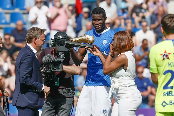 Paul Onuachu Left Surprised As Girlfriend Presents Golden Boots To Him