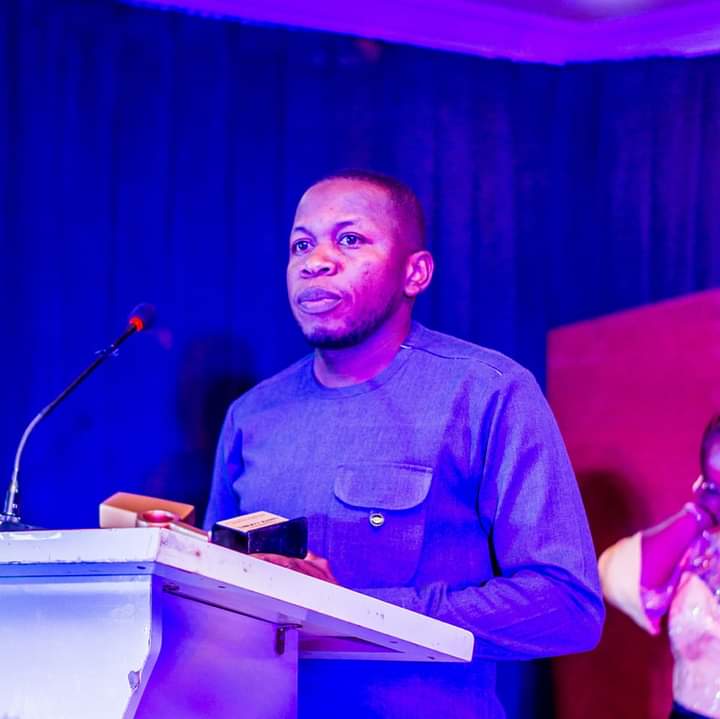 Popular Kaduna Radio Presenter, Friends Pay School Bills Of 40 Students